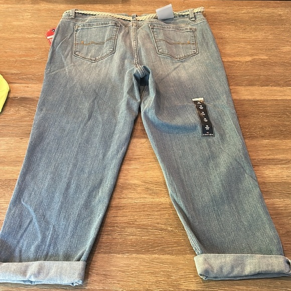 NWT St John's Bay classic capri Secretly Slender Jeans Size 14 w/ shirt - Picture 8 of 13